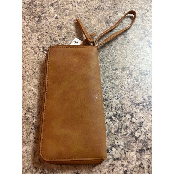 NWT Free People Wallet Brown Distressed Vegan Wristlet Strap Zip Closer Clutch - Picture 2 of 3